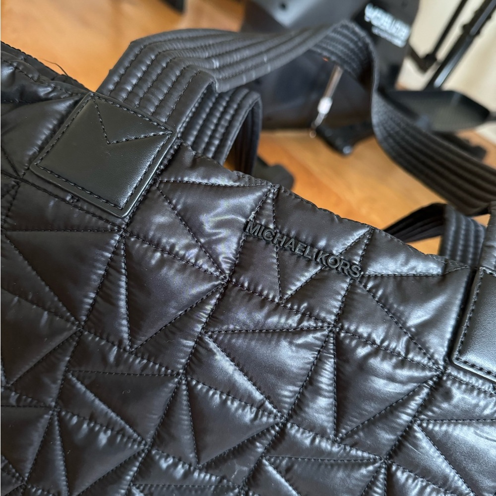 Large black quilted Michael Kors duffel bag travel tote luggage bag - Picture 7 of 11